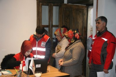 Kilis'te Türk Ve Suriyeli Ailelere Kıyafet Yardımı