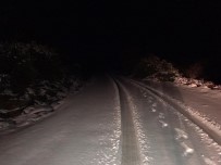 KARLA MÜCADELE - Manisa'da Karla Mücadele Gece Boyu Devam Etti