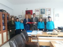 ŞEHİT AİLESİ - Şehit Kardeşinden Okula Dev Türk Bayrağı