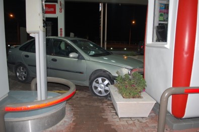 Sürücüsünğn Direksiyon Hakimiyetini Kaybettiği Otomobil Benzinliğe Girdi Açıklaması 2 Yaralı