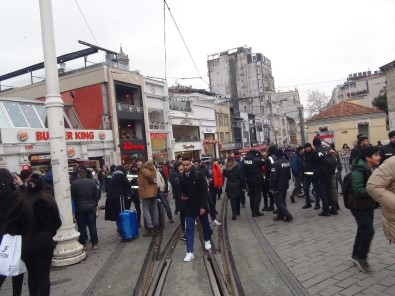 Taksim'de Yılbaşı Önlemleri Başladı, Yollar Araç Trafiğine Kapatıldı