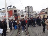 Taksim'de Yılbaşı Önlemleri Başladı, Yollar Araç Trafiğine Kapatıldı