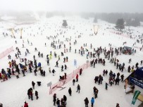 YILBAŞI GECESİ - Yeni Yıla Sayılı Saatler Kala Uludağ'da Oteller Ve Kayak Pistleri Doldu Taştı