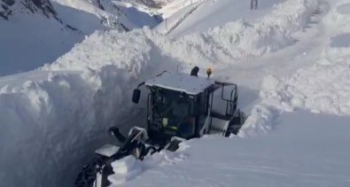 Yüksekova'da Kar Kepçe Boyunu Geçti