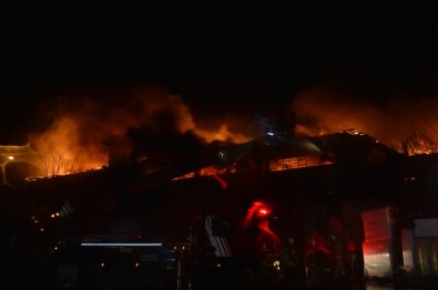 Zeytinburnu'nda Dokuma Fabrikasında Yangın Çıktı