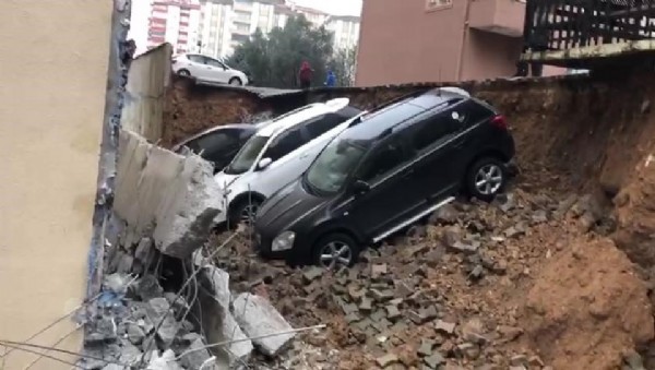 Kartal'da istinat duvarı çöktü
