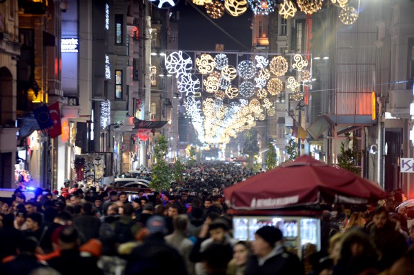 İstiklal Caddesi'ndeki yoğun kalabalık!