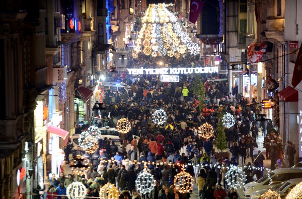 İstiklal Caddesi'ndeki yoğun kalabalık!