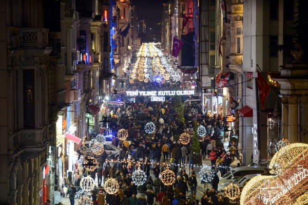İstiklal Caddesi'ndeki yoğun kalabalık!