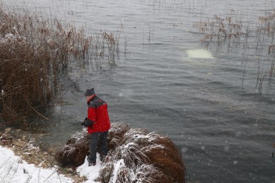 Abant Gölü'ne Uçan Otomobildeki 2 Kişi Yüzerek Kurtuldu