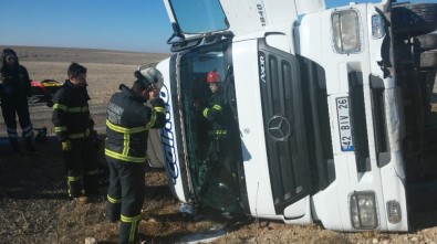 Devrilen Tankerin Kabininde Sıkışan Sürücüyü İtfaiye Çıkardı