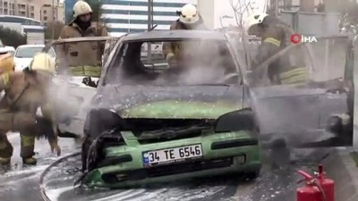 Zeytinburnu'nda Seyir Halindeki Otomobil Yandı