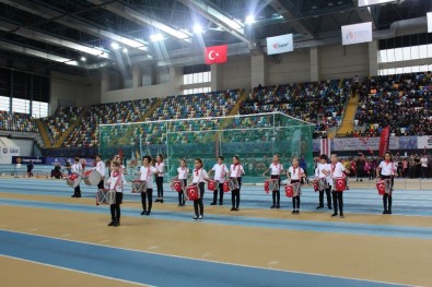 60. Yıl Atletizm Şampiyonası'nda Miniklerden Kıyasıya Mücadele