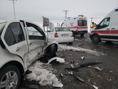 Aksaray'da İki Otomobil Çarpıştı Açıklaması 6 Yaralı