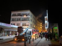 CEVAT ŞAHİN - Binanın 4. Katında Çıkan Yangın Mahalleliyi Sokağa Döktü