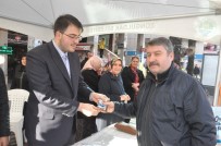 TÜRK KAHVESI - Caddede Kahve Pişirip Vatandaşlara İkram Ettiler