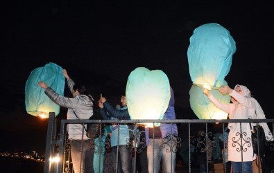 Engelsiz Bir Dünya İçin Dilek Feneri Uçurdular