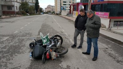 Motosiklet Otomobil İle Çarpıştı Açıklaması 1 Yaralı