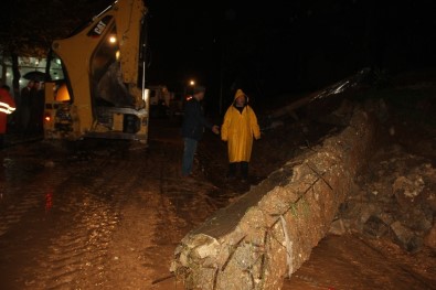 Şanlıurfa'da Yağış Nedeniyle Okul Duvarı Çöktü