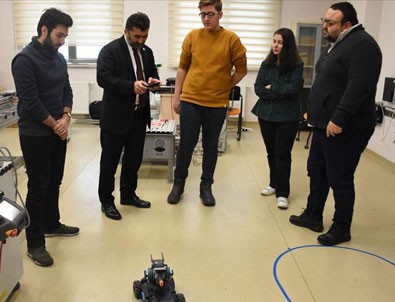 Üniversiteliler eğitim robotuyla öğrencilere 'kodlama' öğretecek
