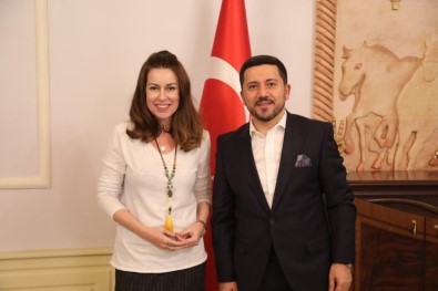 Ünlü Oyuncu İpek Tuzcuoğlu, Belediye Başkanı Arı'yı Ziyaret Etti