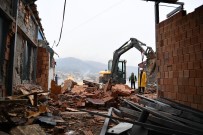 İŞ MAKİNESİ - Yıkım İçin Kepçeyi Kuş Gibi Uçurdular