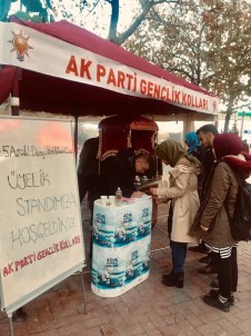AK Partili Gençlerden Dünya Türk Kahvesi Günü'nde 40 Yıllık İkram
