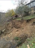 TOPRAK KAYMASI - Ayancık'ta Toprak Kayması Açıklaması 2 Ev Tahliye Edildi