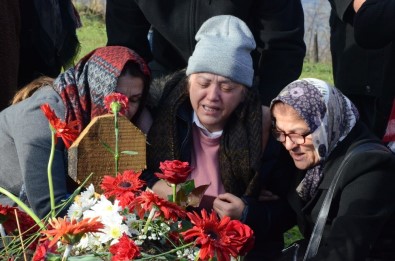 Ceren'in Annesinden Duygulandıran Sözler Açıklaması 'Doğum Gününde Mezarına Senin Kıyafetlerini Giydim De Geldim'