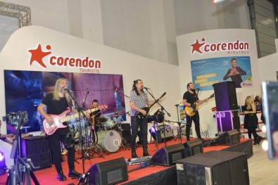 Corendon Airlines'tan Travel Turkey İzmir'in İlk Gününde Konser Sürprizi
