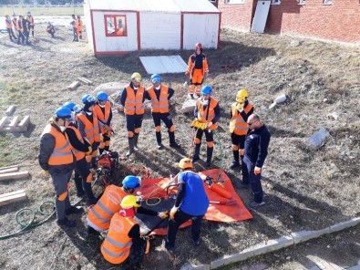 DPÜ AKUK Üyelerine Kurtarma Ekipmanları Tanıtıldı