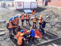 DUMLUPıNAR ÜNIVERSITESI - DPÜ AKUK Üyelerine Kurtarma Ekipmanları Tanıtıldı