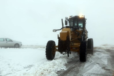 Elazığ'da Kar 81 Köy Yolunu Ulaşıma Kapattı