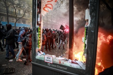 Fransa'da Eylemcilerden Polislere Tehdit Mektupları