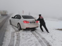 MAHSUR KALDI - Karda Mahsur Kalan Ailenin Yardımına Jandarma Yetişti
