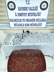 Kayseri'de Tarihi Eser Kaçakçılığı; Doğu Roma Ve İslami Dönemlere Ait Sikke Ve Tarihi Eserler Ele Geçirildi