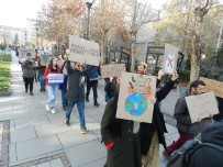 ÇEVRE BAKANLIĞI - Kosova'da İklim Değişikliği Protestosu