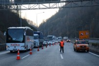 BOLU DAĞı - Otomobile Çarpan Tır TEM Otoyolu'nu Kapattı Açıklaması 2 Yaralı