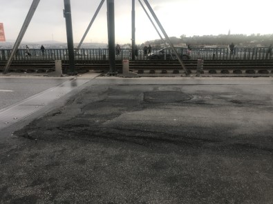 (Özel) Galata Köprüsü'ndeki Çukurlar Sürücülere Zor Anlar Yaşattı