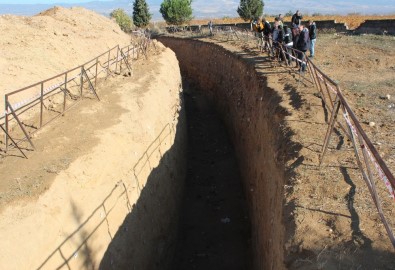 Alaşehir'deki 'Fay Hendeği' Öğrenciler Tarafından İnceledi