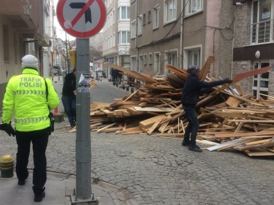 Gelişi Güzel Atılan Kalaslar Sokağı Trafiğe Kapattı