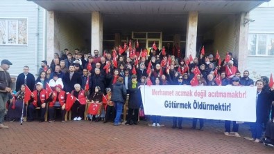 'Huzurevi Yıkılacak' Kararının Ardından Çıplak Ayakla Açıklama Yaptılar