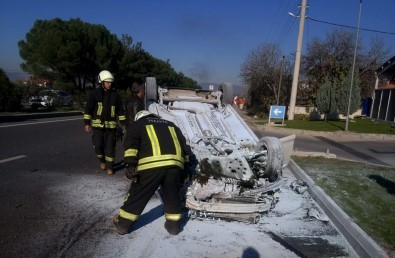 Karayolunda Takla Atan Araç Ters Döndü