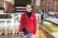 HIRSIZLIK BÜRO AMİRLİĞİ - Önceki Gün Kadın Müşterinin 750 Lirasını Çalan Hırsız Bu Defa Kadın Çalışanı Soyarken Yakalandı