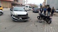 Otomobille Çarpışan Motosikletli Yaralandı