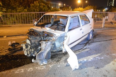 Trafik Işıklarına Ve Bariyerlere Çarpan Otomobil Hurdaya Döndü Açıklaması 2 Yaralı