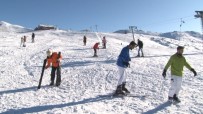 KAYAK TUTKUNLARI - Uludağ'da Kayak Sezonu Açıldı, Tatilciler Pistlere Akın Etti
