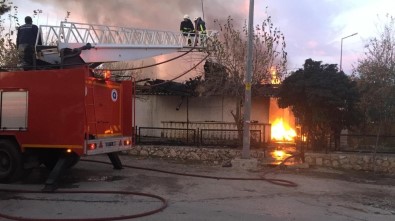 Antalya'da Çıkan Yangında 2 Ev Kullanılamaz Hale Geldi