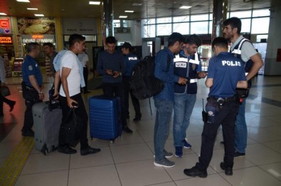 Balıkesir'de Polis 15 Aranan Şahsı Yakaladı
