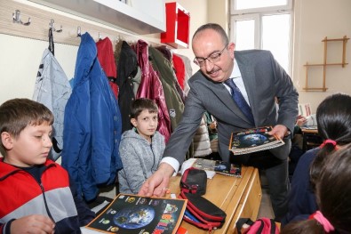 Başkan Kavuş, Bilim Kurdu Dergisi'ni Öğrencilere Dağıttı